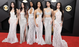Moda y protesta en los Grammy 2026: Celebridades lucieron pines “ICE Out” en la alfombra roja